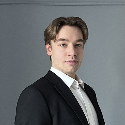 bild på Centuris nya SDR Dante Oskarsson i svart kavaj och vit skjorta
